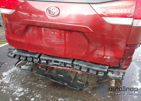 2014 Toyota Sienna Le V6 8 Passenger z USA, uszkodzony, nr VIN 5TDKK3DC7ES429813